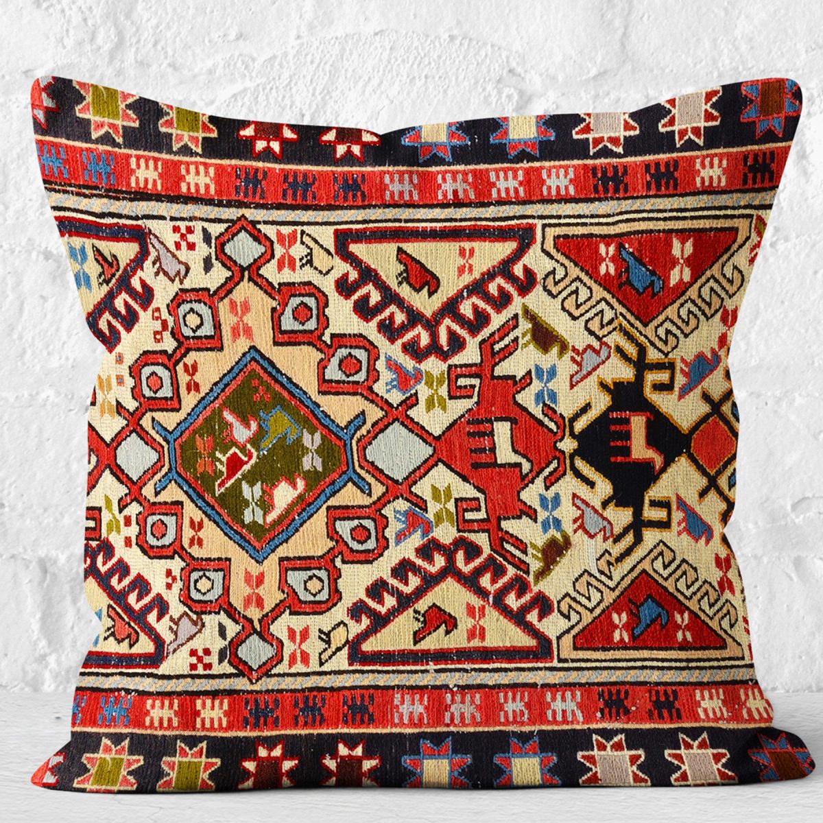 RealHomes Kırmızı Zeminde Türkmen Motifli Kilim Desenli Dijital Baskılı Yastık Kırlent Kılıfı Realhomes