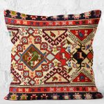- K12098-Gorsel-2 - Realhomes RealHomes Kırmızı Zeminde Türkmen Motifli Kilim Desenli Dijital Baskılı Yastık Kırlent Kılıfı Realhomes