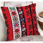 RealHomes Kırmızı Zeminde Hereke Motifli Geleneksel Desenli Dijital Baskılı Yastık Kırlent Kılıfı Realhomes