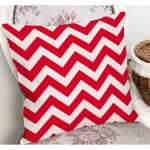 - K12107-Gorsel-1 - Realhomes RealHomes Kırmızı Zeminde Geometrik Motifli Zikzak Desenli Dijital Baskılı Yastık Kırlent Kılıfı Realhomes