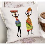 - K12116-Gorsel-1 - Realhomes  RealHomes Beyaz Zeminde Geleneksel Motifli Afrika Kadın Desenli Dijital Baskılı Yastık Kırlent Kılıfı Realhomes