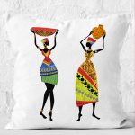 - K12116-Gorsel-2 - Realhomes  RealHomes Beyaz Zeminde Geleneksel Motifli Afrika Kadın Desenli Dijital Baskılı Yastık Kırlent Kılıfı Realhomes