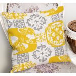 - K12119-Gorsel-1 - Realhomes RealHomes Sarı - Gri Zeminde Etnik Motifli Monogram Desenli Dijital Baskılı Yastık Kırlent Kılıfı Realhomes