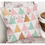 - K12126-Gorsel-1 - Realhomes RealHomes Beyaz Zeminde Üçgen Motifli Mermer Desenli Dijital Baskılı Yastık Kırlent Kılıfı Realhomes