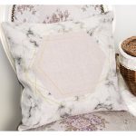 RealHomes Pembe Zeminde Mermer Motifli Geometrik Desenli Dijital Baskılı Yastık Kırlent Kılıfı Realhomes