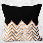 - K12128-Gorsel-2 - Realhomes RealHomes Siyah - Gold Zeminde Mermer Motifli Zikzak Desenli Dijital Baskılı Yastık Kırlent Kılıfı Realhomes