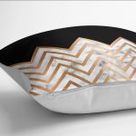 - K12128-Gorsel-3 - Realhomes RealHomes Siyah - Gold Zeminde Mermer Motifli Zikzak Desenli Dijital Baskılı Yastık Kırlent Kılıfı Realhomes