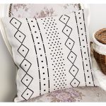 - K12132-Gorsel-1 - Realhomes RealHomes Beyaz Zeminde İskandinav Motifli Geleneksel Desenli Dijital Baskılı Yastık Kırlent Kılıfı Realhomes