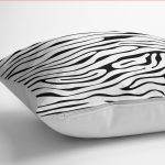 - K12145-Gorsel-3 - Realhomes RealHomes Siyah - Beyaz Zeminde Zebra Motifli Post Desenli Dijital Baskılı Yastık Kırlent Kılıfı Realhomes
