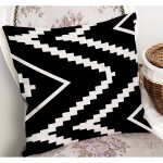 RealHomes Siyah Zeminde Geometrik Motifli Klasik Desenli Dijital Baskılı Yastık Kırlent Kılıfı Realhomes