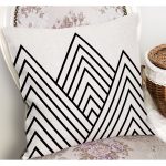 - K12159-Gorsel-1 - Realhomes RealHomes Siyah - Beyaz Zeminde Üçgen Motifli Geometrik Desenli Dijital Baskılı Yastık Kırlent Kılıfı Realhomes