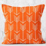 RealHomes Turuncu Zeminde İskandinav Motifli Ok Desenli Dijital Baskılı Yastık Kırlent Kılıfı Realhomes
