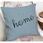 - K12178-Gorsel-1 - Realhomes RealHomes Mavi - Siyah Zeminde Home Yazılı Düz Renk Desenli Dijital Baskılı Yastık Kırlent Kılıfı Realhomes