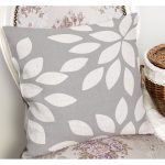 - K12180-Gorsel-1 - Realhomes  RealHomes Gri - Beyaz Zeminde Yaprak Motifli Klasik Desenli Dijital Baskılı Yastık Kırlent Kılıfı Realhomes