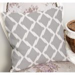 - K12181-Gorsel-1 - Realhomes  RealHomes Gri - Beyaz Zeminde Geometrik Motifli Baklava Desenli Dijital Baskılı Yastık Kırlent Kılıfı Realhomes