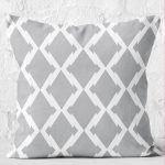 - K12181-Gorsel-2 - Realhomes  RealHomes Gri - Beyaz Zeminde Geometrik Motifli Baklava Desenli Dijital Baskılı Yastık Kırlent Kılıfı Realhomes