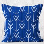 - K12188-Gorsel-2 - Realhomes RealHomes Lacivert Zeminde Ok Motifli İskandinav Desenli Dijital Baskılı Yastık Kırlent Kılıfı Realhomes