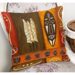 - K12194-Gorsel-1 - Realhomes RealHomes Turuncu Kahverengi Zeminde Mask Motifli Afrika Desenli Dijital Baskılı Yastık Kırlent Kılıfı Realhomes