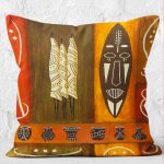 - K12194-Gorsel-2 - Realhomes RealHomes Turuncu Kahverengi Zeminde Mask Motifli Afrika Desenli Dijital Baskılı Yastık Kırlent Kılıfı Realhomes