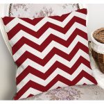 - K12204-Gorsel-1 - Realhomes RealHomes Bordo Zeminde Zikzak Motifli Geometrik Desenli Dijital Baskılı Yastık Kırlent Kılıfı Realhomes