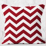 - K12204-Gorsel-2 - Realhomes RealHomes Bordo Zeminde Zikzak Motifli Geometrik Desenli Dijital Baskılı Yastık Kırlent Kılıfı Realhomes