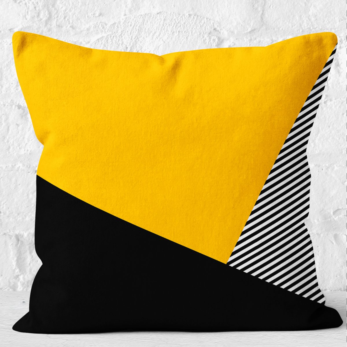 RealHomes Sarı - Siyah Zeminde Modern Motifli Geometrik Desenli Dijital Baskılı Yastık Kırlent Kılıfı Realhomes
