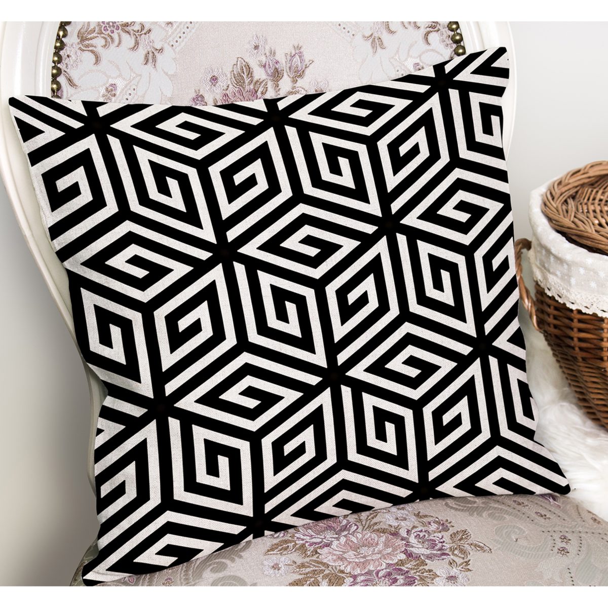 RealHomes Siyah Beyaz Zeminde Geometrik Motifli Mozaik Desenli Dijital Baskılı Yastık Kırlent Kılıfı Realhomes