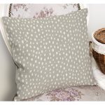 - K12244-Gorsel-1 - Realhomes  RealHomes Gri Zeminde Noktalı Motifli Klasik Desenli Dijital Baskılı Yastık Kırlent Kılıfı Realhomes