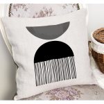 - K12256-Gorsel-1 - Realhomes RealHomes Gri - Siyah Zeminde Bohem Motifli Modern Sanat Desenli Dijital Baskılı Yastık Kırlent Kılıfı Realhomes