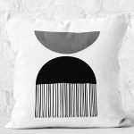 - K12256-Gorsel-2 - Realhomes RealHomes Gri - Siyah Zeminde Bohem Motifli Modern Sanat Desenli Dijital Baskılı Yastık Kırlent Kılıfı Realhomes