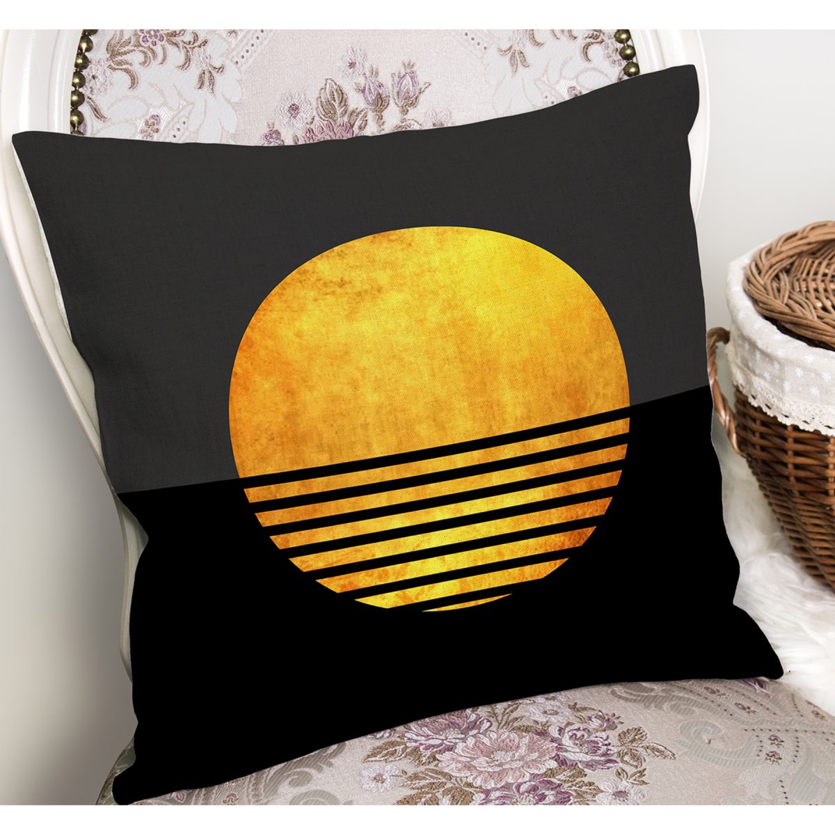 RealHomes Gold - Siyah Zeminde Kanvas Motifli Güneş Desenli Dijital Baskılı Yastık Kırlent Kılıfı Realhomes