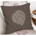 RealHomes Kahverengi Zeminde Yaprak Motifli Eskitme Desenli Dijital Baskılı Yastık Kırlent Kılıfı Realhomes