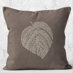 RealHomes Kahverengi Zeminde Yaprak Motifli Eskitme Desenli Dijital Baskılı Yastık Kırlent Kılıfı Realhomes