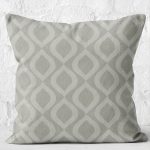 - K12282-Gorsel-2 - Realhomes RealHomes Gri Zeminde Klasik Motifli Geometrik Desenli Dijital Baskılı Yastık Kırlent Kılıfı Realhomes