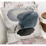 - K12297-Gorsel-1 - Realhomes  RealHomes Ekru Zeminde Modern Sanat Motifli Siyah Mavi Yağlıboya Desenli Dijital Baskılı Yastık Kırlent Kılıfı Realhomes