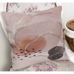 - K12299-Gorsel-1 - Realhomes  RealHomes Yavruağzı Zeminde Modern Sanat Motifli Kanvas Desenli Dijital Baskılı Yastık Kırlent Kılıfı Realhomes