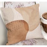 - K12303-Gorsel-1 - Realhomes  RealHomes Kahverengi - Krem Zeminde Geometrik Motifli Kanvas Desenli Dijital Baskılı Yastık Kırlent Kılıfı Realhomes