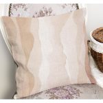 - K12305-Gorsel-1 - Realhomes  RealHomes Krem - Kahverengi Zeminde Kanvas Motifli Modern Sanat Desenli Dijital Baskılı Yastık Kırlent Kılıfı Realhomes