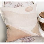 - K12306-Gorsel-1 - Realhomes RealHomes Krem - Kahverengi Zeminde Modern Sanat Motifli Boyama Desenli Dijital Baskılı Yastık Kırlent Kılıfı Realhomes