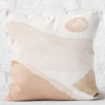 - K12306-Gorsel-2 - Realhomes RealHomes Krem - Kahverengi Zeminde Modern Sanat Motifli Boyama Desenli Dijital Baskılı Yastık Kırlent Kılıfı Realhomes