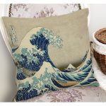 - K12309-Gorsel-1 - Realhomes RealHomes Mavi - Gri Deniz Dalgası Sanat Eseri Motifli Kanagawa Dalgası Desenli Dijital Baskılı Yastık Kırlent Kılıfı Realhomes