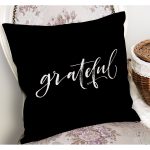 - K12319-Gorsel-1 - Realhomes RealHomes Siyah Zeminde Yazı Motifli Grateful Desenli Dijital Baskılı Yastık Kırlent Kılıfı Realhomes