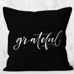 - K12319-Gorsel-2 - Realhomes RealHomes Siyah Zeminde Yazı Motifli Grateful Desenli Dijital Baskılı Yastık Kırlent Kılıfı Realhomes