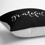 - K12319-Gorsel-3 - Realhomes RealHomes Siyah Zeminde Yazı Motifli Grateful Desenli Dijital Baskılı Yastık Kırlent Kılıfı Realhomes