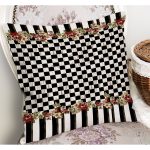 - K12322-Gorsel-1 - Realhomes RealHomes Siyah Zeminde Damalı Motifli Çiçek Desenli Dijital Baskılı Yastık Kırlent Kılıfı Realhomes