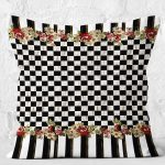 - K12322-Gorsel-2 - Realhomes RealHomes Siyah Zeminde Damalı Motifli Çiçek Desenli Dijital Baskılı Yastık Kırlent Kılıfı Realhomes