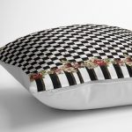 - K12322-Gorsel-3 - Realhomes RealHomes Siyah Zeminde Damalı Motifli Çiçek Desenli Dijital Baskılı Yastık Kırlent Kılıfı Realhomes