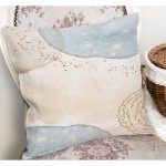 - K12323-Gorsel-1 - Realhomes RealHomes Gold - Mavi Zeminde Kanvas Motifli Altın Desenli Dijital Baskılı Yastık Kırlent Kılıfı Realhomes