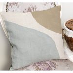 - K12339-Gorsel-1 - Realhomes RealHomes Ekru - Mavi Zeminde Boyama Motifli Modern Sanat Desenli Dijital Baskılı Yastık Kırlent Kılıfı Realhomes