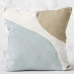 - K12339-Gorsel-2 - Realhomes RealHomes Ekru - Mavi Zeminde Boyama Motifli Modern Sanat Desenli Dijital Baskılı Yastık Kırlent Kılıfı Realhomes